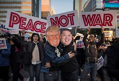 Pietų Korėjoje tūkstančiai žmonių išėjo protestuoti prieš D.Trumpo vizitą