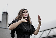 Anželika Teresė verčia į gestų kalbą