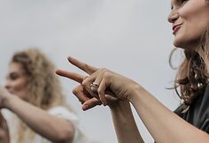 Anželika Teresė verčia į gestų kalbą