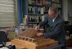 2018 metų Rafaelio Manzano premijos laureatas ispanų architektas Chuanas de Dios de la Hozas specializuojasi naujojoje architektūroje, naudojant tradicines technologijas