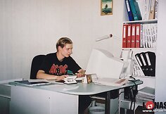 2002 m. Adas Jakutis dirba prie kompiuterio