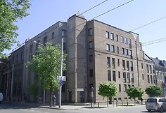 Daugiabutis namas Vasario 16-osios ir K. Donelaičio g. sankryžoje Kaune, architektas V. Kulie&scaron;ius, 1989 m.