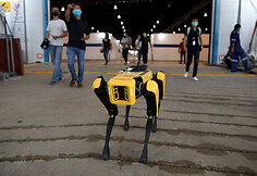Robotas &bdquo;Spot&ldquo; patruliuoja Singapūro parke ir įspėja žmones per daug nesiglaustyti tarpusavyje