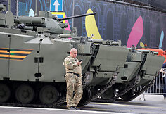 Rusi&scaron;ka pėstininkų kovos ma&scaron;ina &bdquo;Kurganets-25&ldquo; demonstruojama parade