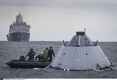 JAV Karinio jūrų laivyno narai pratybose mokosi i&scaron; vandens i&scaron;traukti kosminės kapsulės &bdquo;Orion&ldquo; muliažą. &Scaron;ia kapsule ketinama atlikti pilotuojamą skrydį aplink Mėnulį ir iki asteroido.