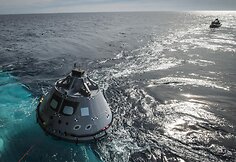 JAV Karinio jūrų laivyno narai pratybose mokosi i&scaron; vandens i&scaron;traukti kosminės kapsulės &bdquo;Orion&ldquo; muliažą. &Scaron;ia kapsule ketinama atlikti pilotuojamą skrydį aplink Mėnulį ir iki asteroido.