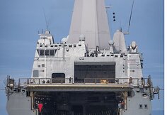 JAV Karinio jūrų laivyno narai pratybose mokosi i&scaron; vandens i&scaron;traukti kosminės kapsulės &bdquo;Orion&ldquo; muliažą. &Scaron;ia kapsule ketinama atlikti pilotuojamą skrydį aplink Mėnulį ir iki asteroido.