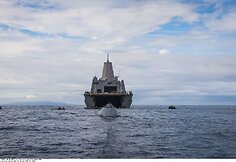 JAV Karinio jūrų laivyno narai pratybose mokosi i&scaron; vandens i&scaron;traukti kosminės kapsulės &bdquo;Orion&ldquo; muliažą. &Scaron;ia kapsule ketinama atlikti pilotuojamą skrydį aplink Mėnulį ir iki asteroido.