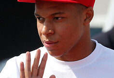 Paryžius sutiko savo didvyrius &ndash; pasaulio čempione tapusią Prancūzijos futbolo rinktinę.