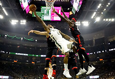 &bdquo;Milwaukee Bucks&ldquo; krep&scaron;ininkai antrą kartą palaužė &bdquo;Raptors&ldquo;.