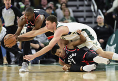 &bdquo;Milwaukee Bucks&ldquo; krep&scaron;ininkai antrą kartą palaužė &bdquo;Raptors&ldquo;.