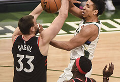 &bdquo;Milwaukee Bucks&ldquo; krep&scaron;ininkai antrą kartą palaužė &bdquo;Raptors&ldquo;.