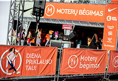 Vilniaus gatves užtvindė bėgančios moterys 