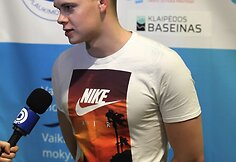 Danas Rap&scaron;ys lankėsi Klaipėdoje, kur pirmą kartą Lietuvoje įteikti tarptautiniai mokymosi plaukti sertifikatai vaikams.