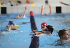 Renginyje su Danu Rap&scaron;iu pirmą kartą Lietuvoje įteikti tarptautiniai mokymosi plaukti sertifikatai vaikams.