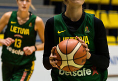 Lietuvos moterų rinktinė ir Lietuvos jaunimo vaikinų (U16) rungtynių akimirka. Justė Jocytė