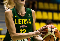 Lietuvos moterų rinktinė ir Lietuvos jaunimo vaikinų (U16) rungtynių akimirka. Gintarė Petronytė
