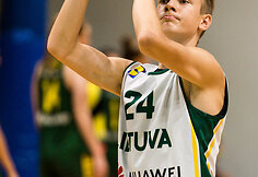 Lietuvos moterų rinktinė ir Lietuvos jaunimo vaikinų (U16) rungtynių akimirka.