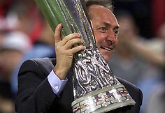 Mirė buvęs Prancūzijos rinktinės ir „Liverpool“ treneris Gerardas Houllier.