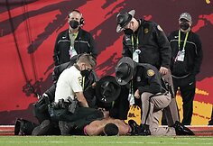 Per &bdquo;Super Bowl&ldquo; rungtynes apsaugai teko vaikytis į aik&scaron;tę įsiveržusį sirgalių.