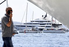 Michaelas Jordanas su žmona ir palyda prabangia jachta plaukia Viduržemio jūra.