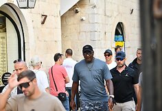 Michaelas Jordanas su žmona ir palyda prabangia jachta plaukia Viduržemio jūra.