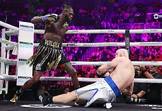 Deontay Wilderis nokautavo Robertą Heleniusą.