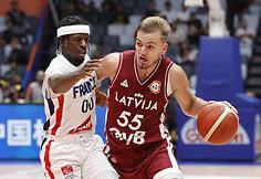 Arturas Žagaras ir jo vedama Latvijos rinktinė įveikė Prancūziją ir eliminavo ją i&scaron; kovos dėl auk&scaron;tų vietų pasaulio čempionate.