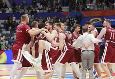 Latvijos rinktinė įveikė Prancūziją ir eliminavo ją i&scaron; kovos dėl auk&scaron;tų vietų pasaulio čempionate.
