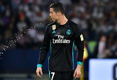 Pasaulio klubų taurės turnyro pusfinalyje Madrido &bdquo;Real&ldquo; futbolininkai 2:1 palaužė &bdquo;Al Jazira&ldquo; klubą..