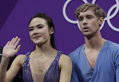 Amerikiečiai Madison Chock ir Evanas Batesas griuvo per olimpinių žaidynių Pjongčange dailiojo čiuožimo varžybas.