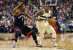 Jonas Valančiūnas i&scaron;plė&scaron;ė pratęsimą, bet &bdquo;Raptors&ldquo; neatsilaikė namie prie&scaron; &bdquo;Bucks&ldquo;.