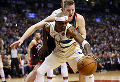 Jonas Valančiūnas i&scaron;plė&scaron;ė pratęsimą, bet &bdquo;Raptors&ldquo; neatsilaikė namie prie&scaron; &bdquo;Bucks&ldquo;.