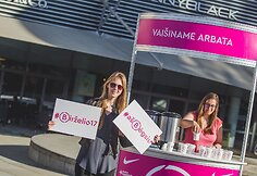 Rytinė akcija, kurios metu moterys vai&scaron;inamos arbata