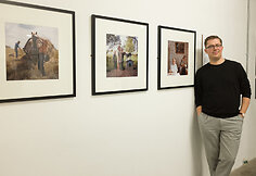 Tadas Kazakevičius prie savo fotografijų