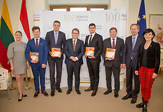Nyderlandų Karalystės ambasada įteikė &bdquo;&Scaron;imtmečio dovaną&ldquo; Lietuvos miestams