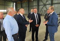 Saulius Skvernelis su Vilkavi&scaron;kio rajono politikais apžiūrinėja Vilkavi&scaron;kio sporto salę