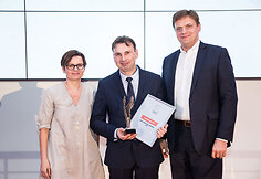 Metų mokyklos vadovas.I&scaron; kairės J. Nacevičienė,V.Kalinas, M.Glodas
