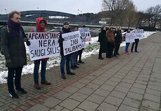Spektaklio &bdquo;Dreamland&ldquo; kūrybinės komandos piketas prie Lietuvos Vyriausiojo administracinio teismo