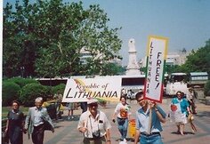 Lindrė su tėčiu ir seneliu prie Kapitolijaus 1990 m.