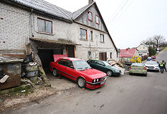 Remontuojamas automobilis prispaudė žmogų