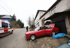 Remontuojamas automobilis prispaudė žmogų