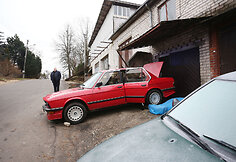 Remontuojamas automobilis prispaudė žmogų