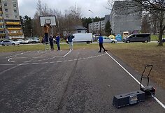 Krep&scaron;inio tinklelių kabinimas aik&scaron;telėse Vilniuje