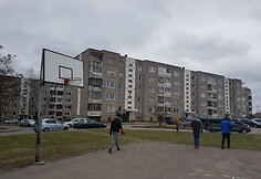 Krep&scaron;inio tinklelių kabinimas aik&scaron;telėse Vilniuje