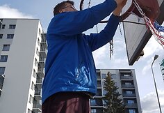 Krep&scaron;inio tinklelių kabinimas aik&scaron;telėse Vilniuje