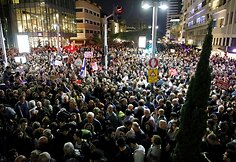Tūkstančiai gyventojų Tel Avive protestavo prieš korupciją vyriausybėje