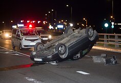 Naktį Pilaitės prospekte apsivertė automobilis