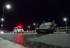 Naktį Pilaitės prospekte apsivertė automobilis