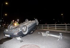 Naktį Pilaitės prospekte apsivertė automobilis
